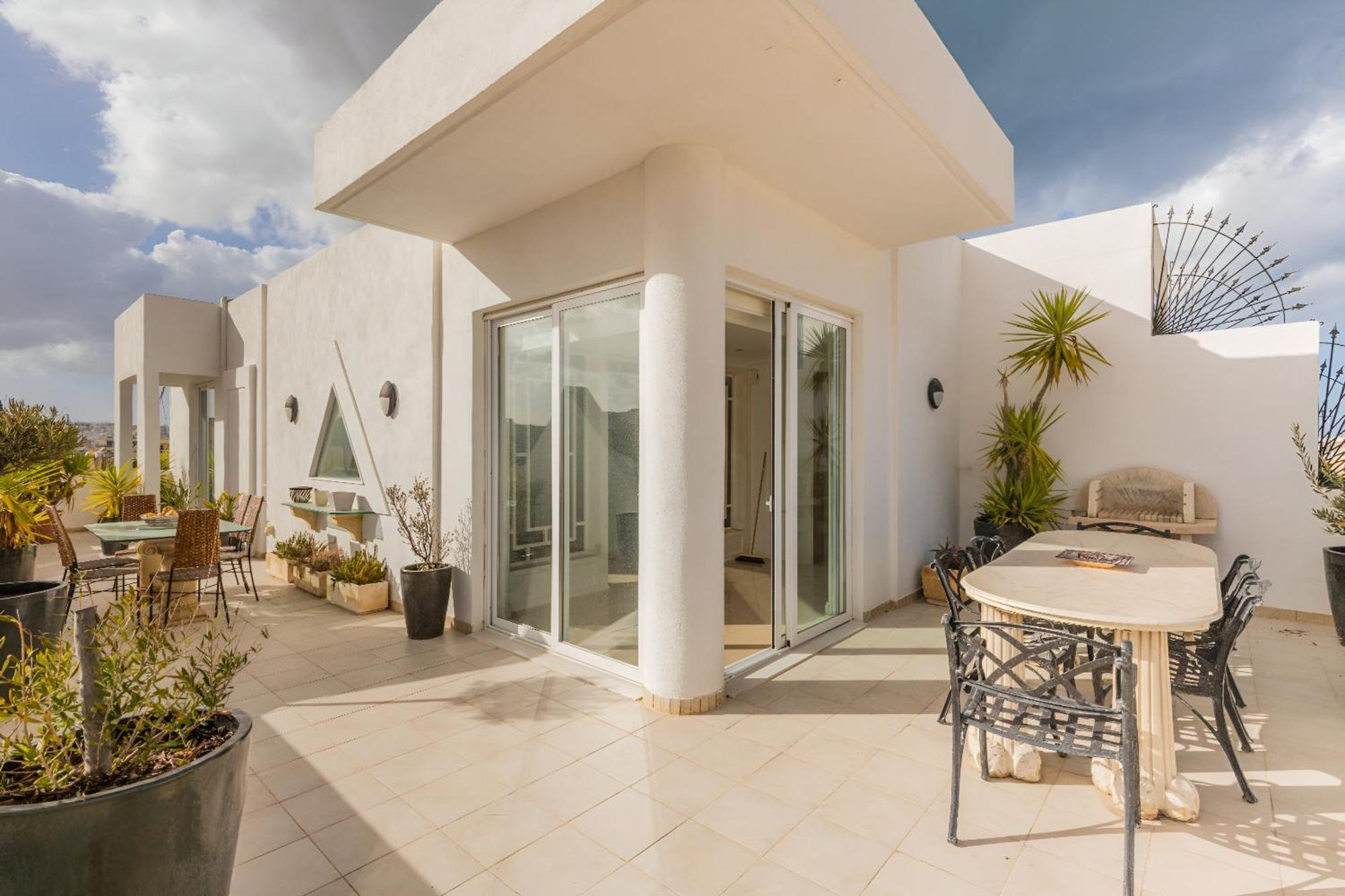 Stunning - Seaview Penthouse 3-bed + Parking Sliema