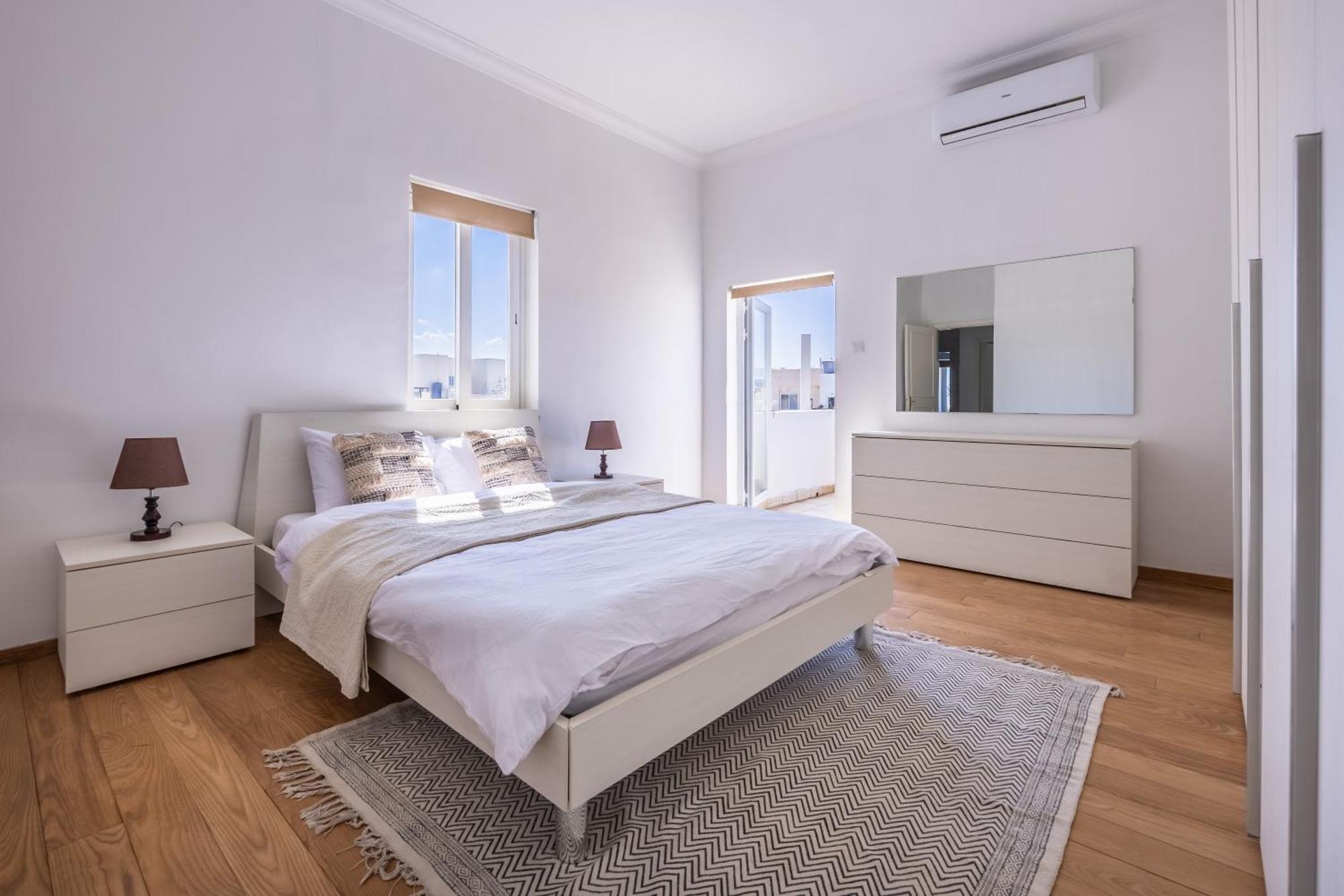 Apartment Stunning - Seaview Penthouse 3-bed + Parking *