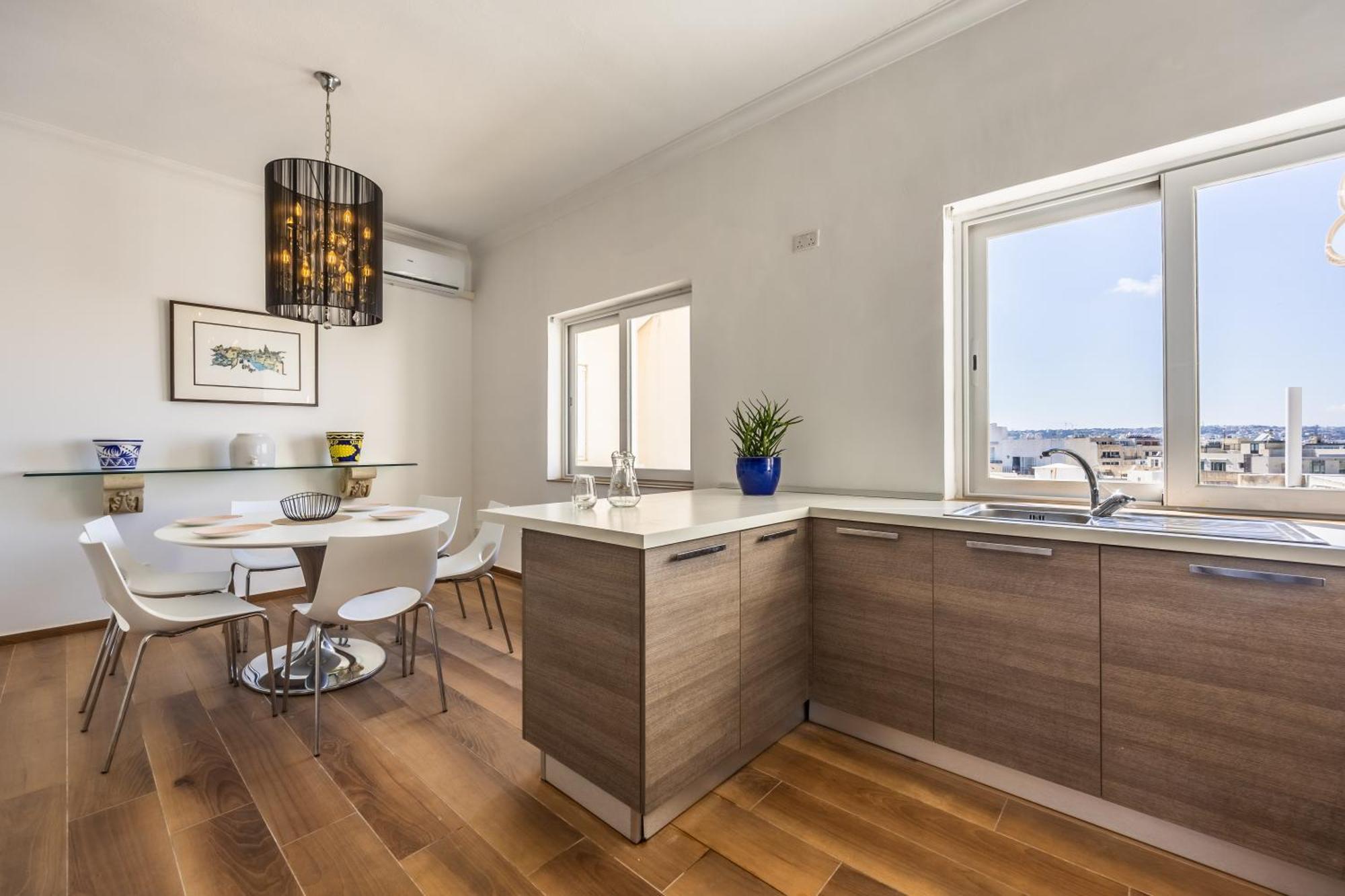 Stunning - Seaview Penthouse 3-bed + Parking Sliema