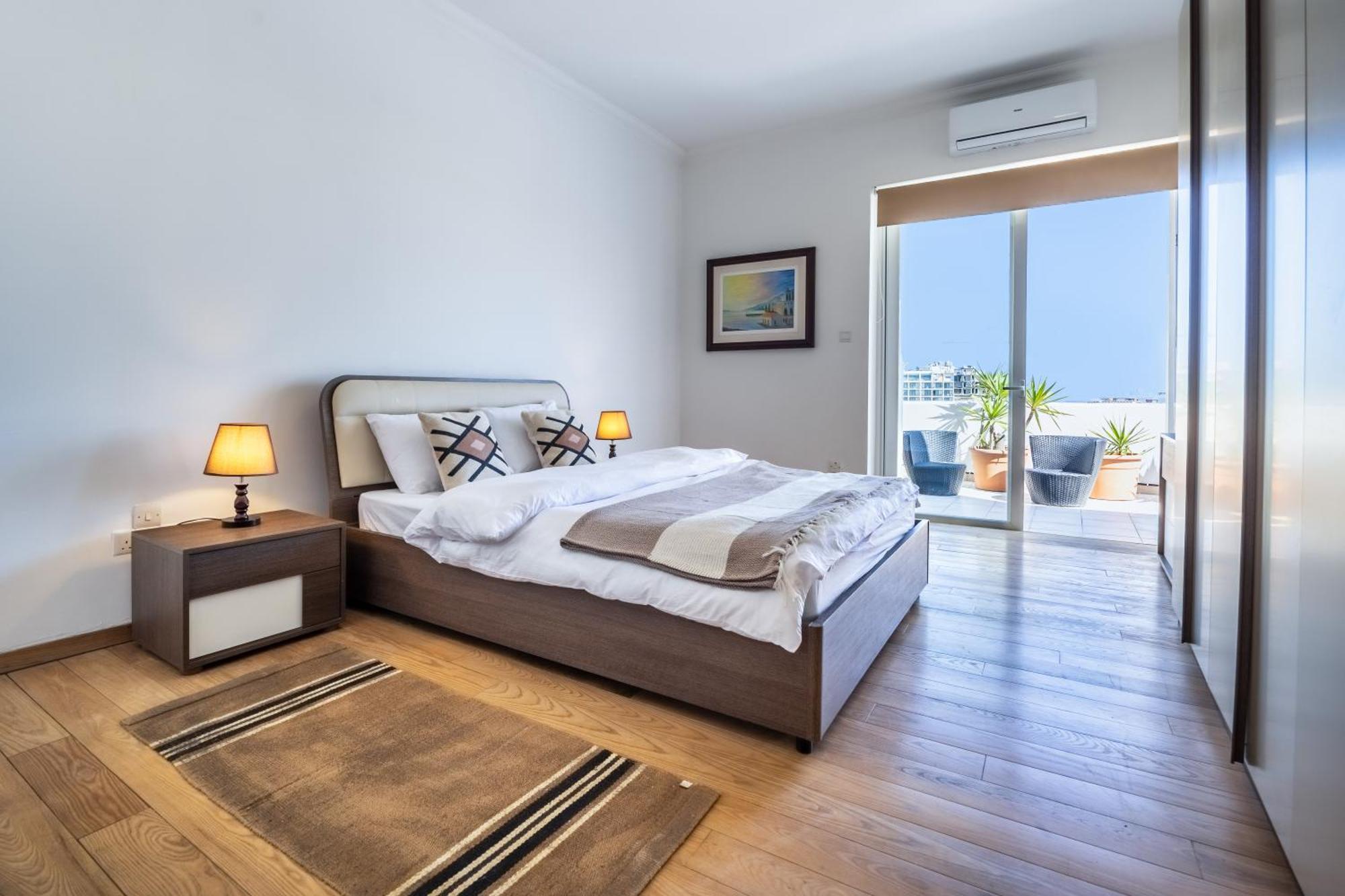 Stunning - Seaview Penthouse 3-bed + Parking Apartment