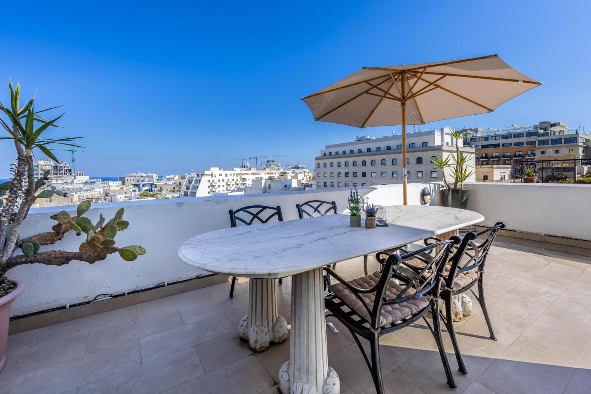 Stunning - Seaview Penthouse 3-bed + Parking Apartment Sliema
