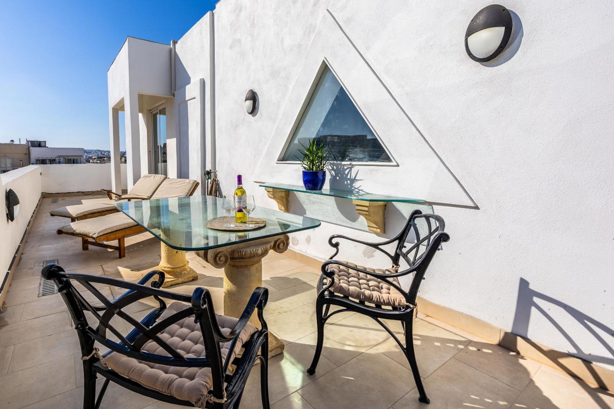Apartment Stunning - Seaview Penthouse 3-bed + Parking Sliema